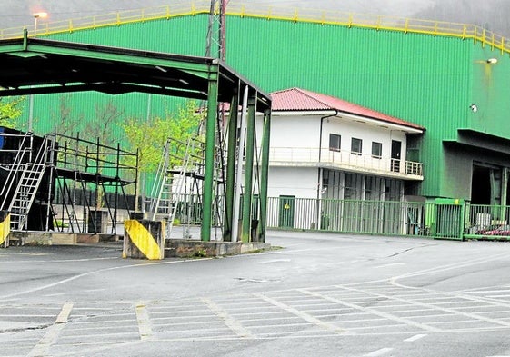 Exterior de la planta de Txukutxo donde ya se puede apreciar el ir y venir de camiones y maquinaria