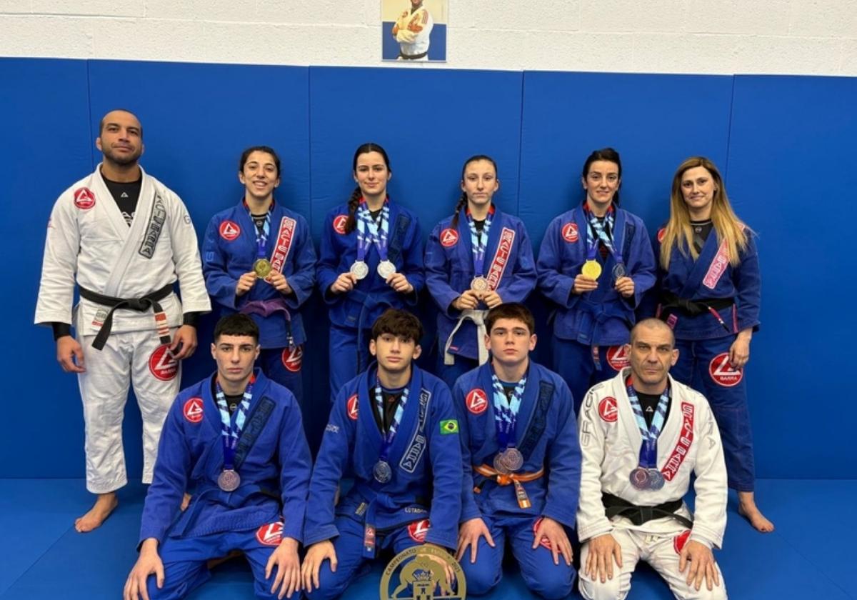 Representantes de Garcie Barra con las medallas y trofeo del estatal.
