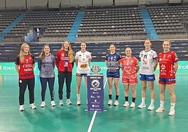 Alba Menéndez, junto a la Copa y el resto de representantes ayer.