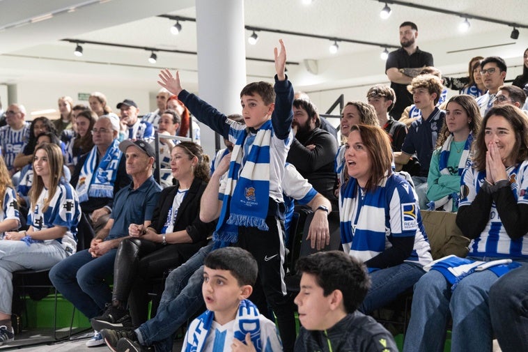Aficionados de la Real sufren y celebran con la Real en el DV Arena.