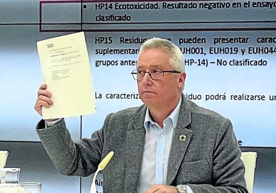Asensio muestra los resultados de unas analíticas que apuntaban que los residuos enviados a Navarra no son tóxicos.