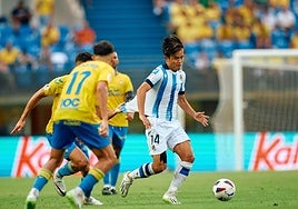 Kubo es agarrado por un jugador del Las Palmas en el partido de la pasada temporada en el estadio Gran Canaria.