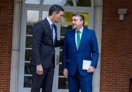 Sánchez y Esteban se saludan en una imagen de archivo.