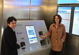La concejala Aiako Harria Gaztelumendi y la alcaldesa Joana Mendiburu probando la máquina habilitada en la estación de Euskotren de Arragua.
