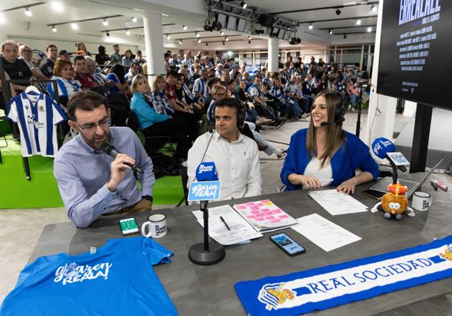 Miguel González analiza el partido junto a Ángel López e Iris Moreno en el programa 'Goazen Reala!' que llevó la emoción a la grada del DV Arena.