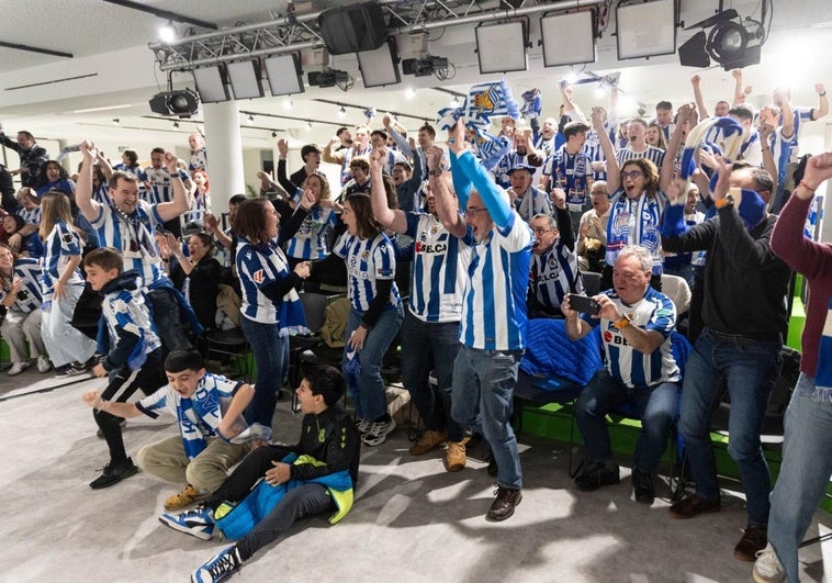 La grada del DV Arena celebra con efusividad el gol de Oyarzabal después de que el capitán transformase el penalti que hizo ilusionarse los realzales.