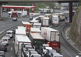 El transporte es el principal causante de gases de efecto invernadero.