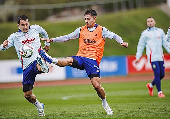 Oyarzabal y Zubimendi pugnan por un balón en un entrenamiento con la selección en Las Rozas.