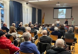 Los protagonistas, acompañados por la alcaldesa, en la presentación.