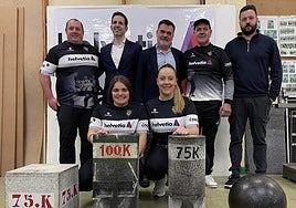 Los representantes de Helvetia Seguros con los miembros de la sección de Herri Kirolak del ZKE.