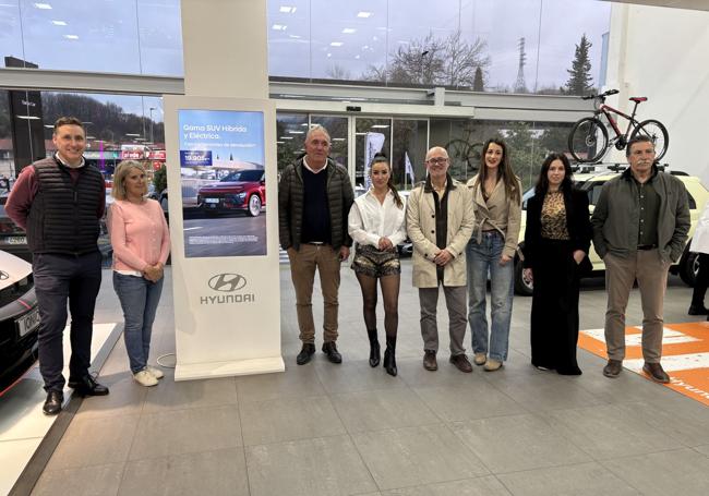 Antxon Vertiz socio de Easo Motor, Iratxe Elso y Pedro Olalde de Gipuzkoa Basket, la influencer Sandra Gómez, Alex Bianchi de Gipuzkoa Basket, Aitziber y Lourdes, y Carlos Arsuaga de Gipuzkoa Basket.