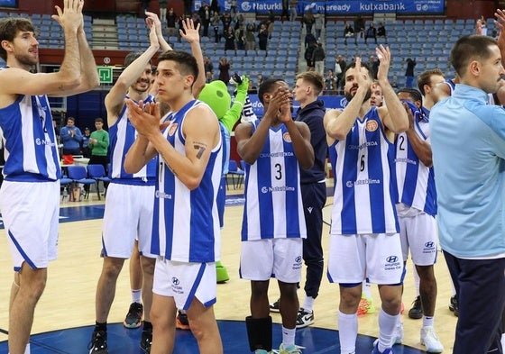 Los jugadores agradecen el apoyo de Illunbe tras la última victoria.