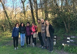 Representantes del grupo y del Ayuntamiento de Oiartzun, a la entrada del bosque de Txara.