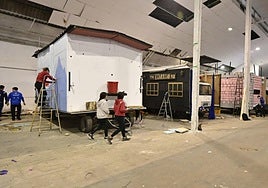 Interior del pabellón 'Bellota' en el barrio de Usabal, donde durante los últimos años se han almacenado las carrozas de carnaval.