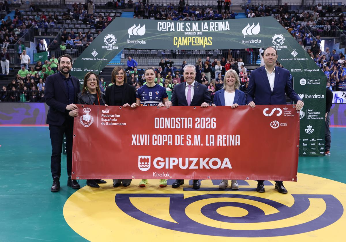 El presidente de la Federación Española de Balonmano, Francisco Blazquez, ha entregado la bandera a Goizane Álvarez