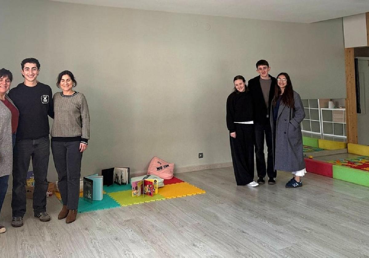 El alumnado de la Meka remodela la sala de juego para niñas y niños de 0 a 4 años del polideportivo