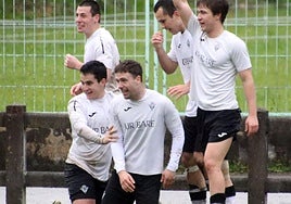 Ximon Aranguren, autor del único tanto del partido, es felicitado por Jonpe, Iñigo, Ibon y Denis.