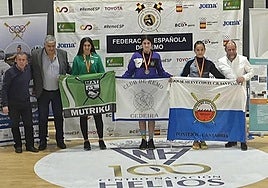 Garazi Flores con la bandera de Mutriku Arraun Taldea.