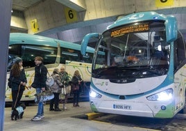 Viajeros esperando al autobús a Loiu en la estación de Donostia