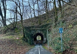 Itxita dagoen bidegorriaren tunela.