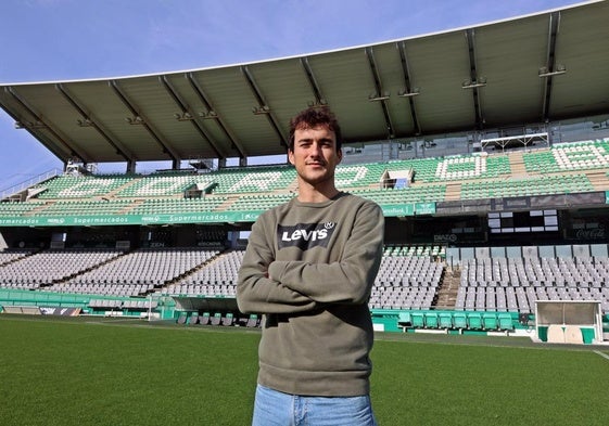 Jon Magunazelaia posa en el césped del Arcángel de Córdoba, donde se encuentra cedido por la Real Sociedad.