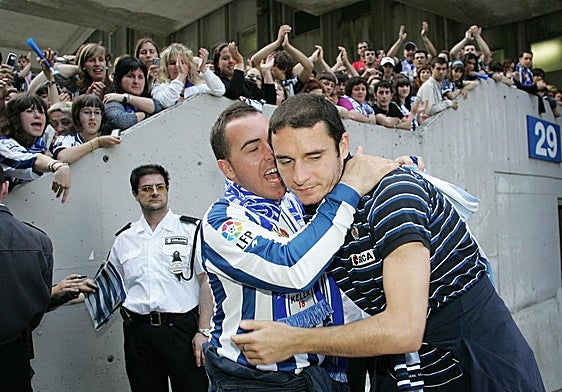 Un aficionado de la Real abraza a Delibasic en Anoeta