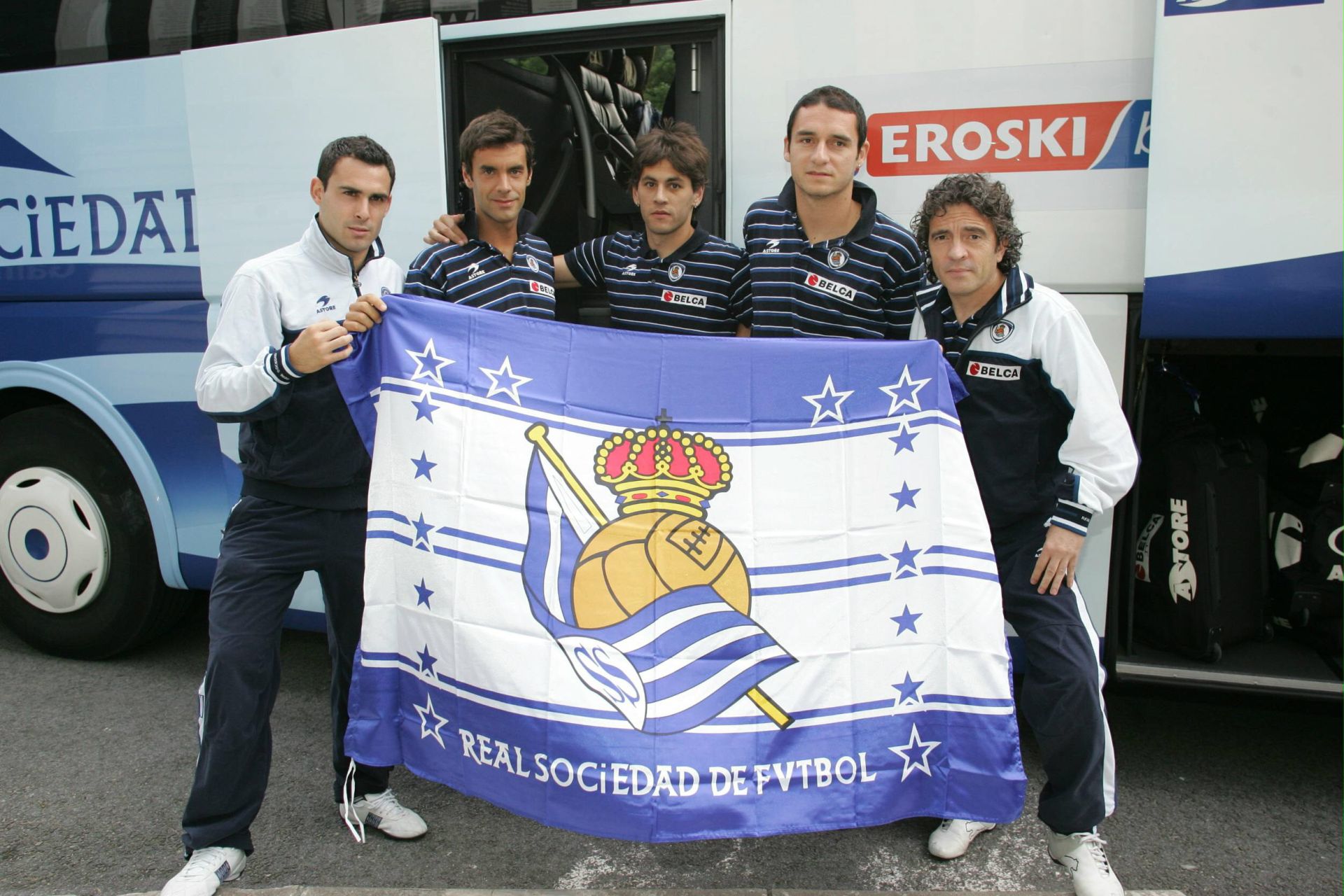Delibasic, junto a De Cerio, Xabi Prieto, Gari Uranga y Lillo antes de un vieja en autocar