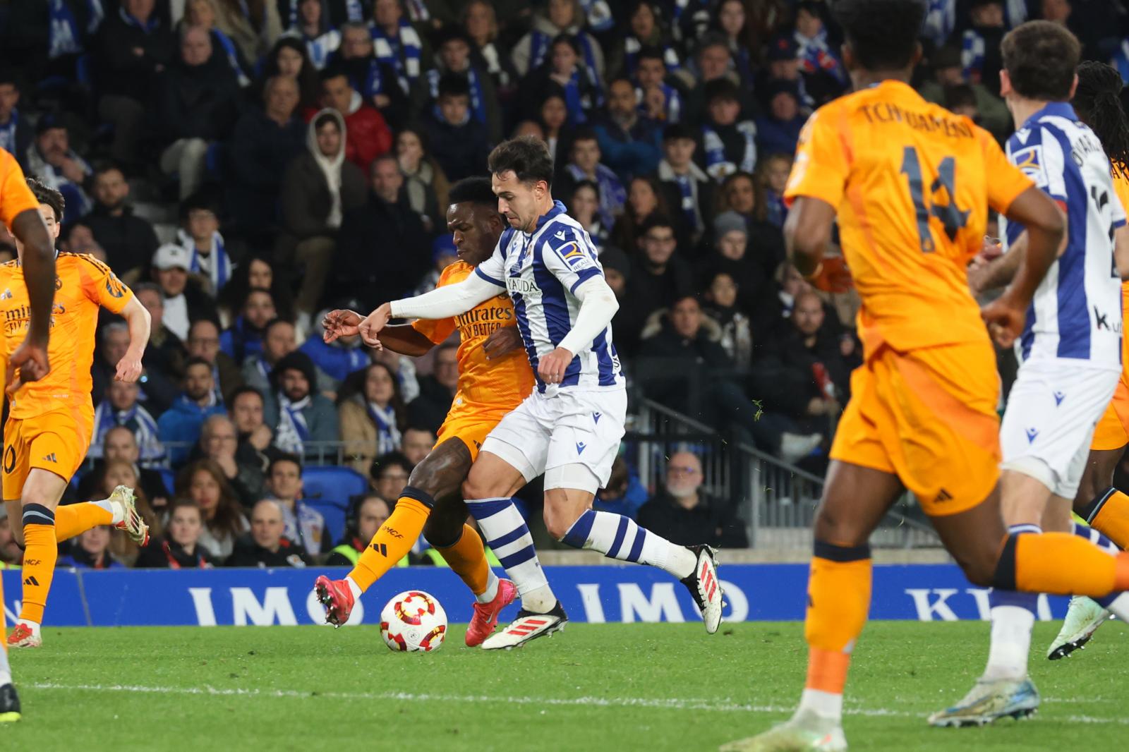 Zubimendi trata de avanzar ante Vinícius en el partido de ida en Anoeta