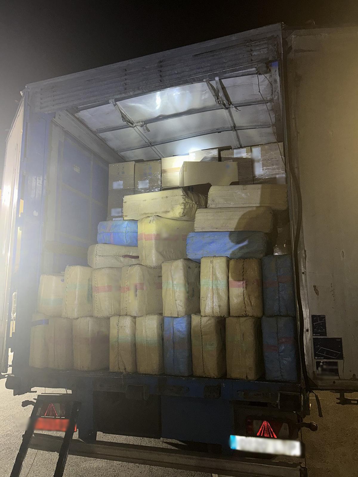 Imagen del interior del camión, repleto de paquetes de polen de cannabis.