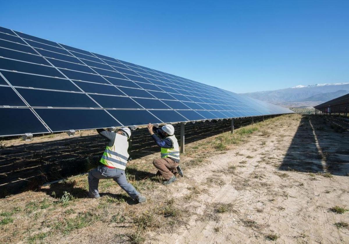 Operarios montan un huerto de paneles solares en Álava.