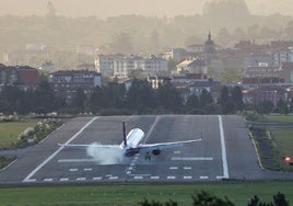 Un avión trata de aterrizar en el aeropuerto de Bilbao, en una mañana de viento.