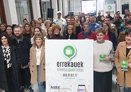 Representantes municipales, de la asociación Herrixen y Dendartean y comerciantes durante la presentación de ayer en la Plaza del Mercado.