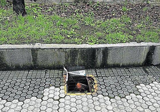 Denuncia Mikel: «A la altura de la avenida de Zarautz 98, una arqueta lleva varios meses rota. Fue marcada con pintura naranja pero no reparada. En la avenida de Tolosa, cerca de la escuela de Arquitectura, hace meses que algún desalmado arrancó la placa de la escultura de José Zugasti. Sería de agradecer celeridad para reparar estas incidencias».