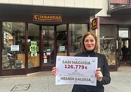 Edurne Elgarresta, feliz tras conocer el premio otorgado en su estanco.