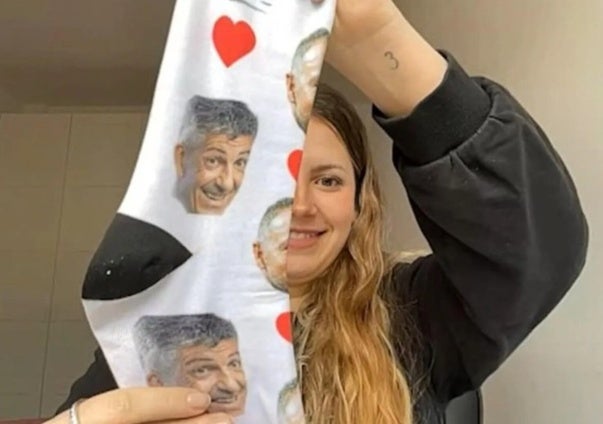 La aficionada de la Real Sociedad que le pidió a Imanol firmar unos calcetines con su imagen: «Son un amuleto para ganar partidos»