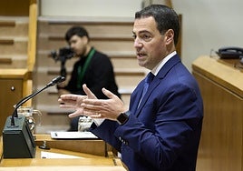 El lehendakari Imanol Pradales durante el Pleno de Control de este viernes en el Parlamento Vasco.