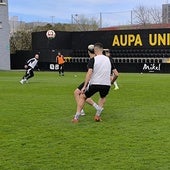 Sergio Benito recibe un pase en el entrenamiento de ayer en Gal.