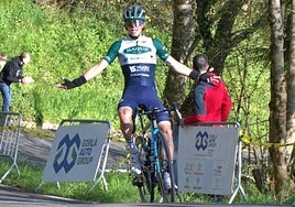 Marco Martin Cuevas (Baque Team) levantó los brazos en la línea de meta de Uzarraga en 2024.