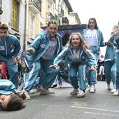 La carroza 'Etxebizitza jokoak', en la calle Rondilla.