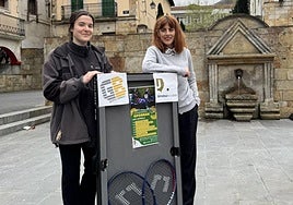 La coordinadora de Gazte Bidean Leire Agirre y la concejal Maialen Fidalgo, en la presentación de las programación.