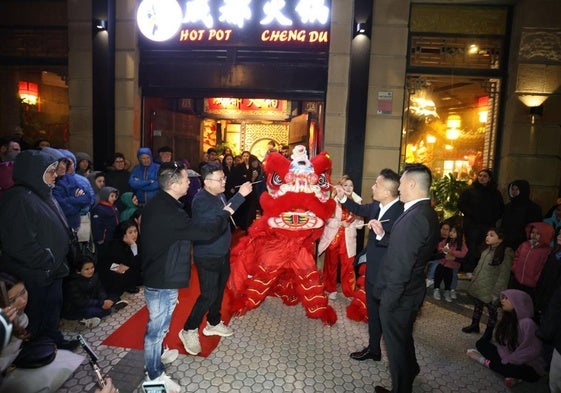 No han faltado un dragón rojo y danzas al ritmo del 'gong'.