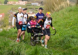 Erin y Endika en plena subida a Beloki junto a diversos voluntarios