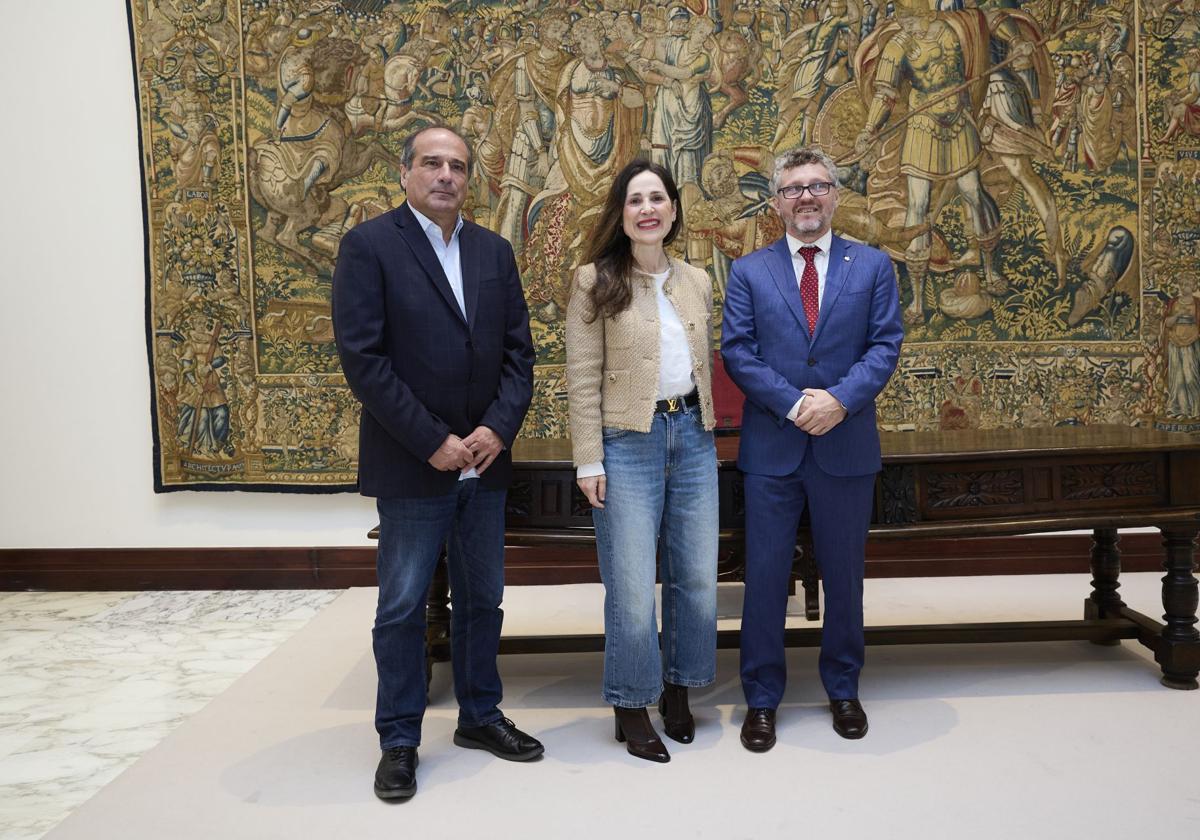 La presidenta del Parlamento Vasco se reúne con el exrelator de la ONU Fabián Salvioli