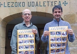 El responsable de la Escuela Municipal de Música, Xanti Espina, y el alcalde, Mikel Arruti, con el cartel del XXXIX Lesoinu.