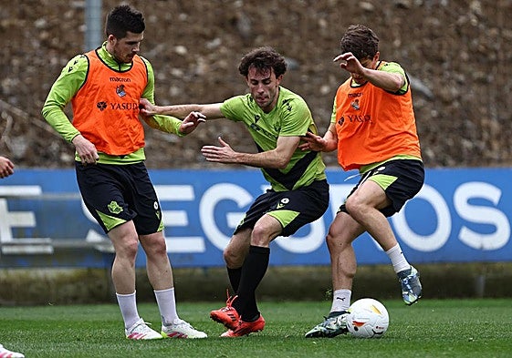 Odriozola busca el cuero entre Zubeldia y Aritz en el entrenamiento de este martes
