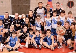 Las chicas del Domusa Teknik con la cantera azkoitiarra, fieles seguidores del equipo.