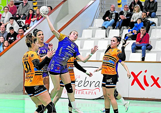 La local Daniela Jerónimo lanza a portería entre Shula Gavilán y Elba Álvarez, este miércoles en Gijón.