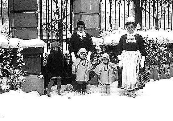 Los niños debían protegerse contra el frío.