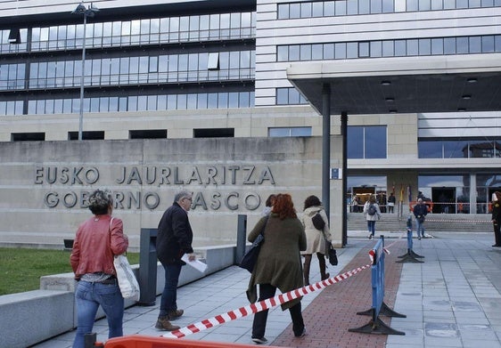 Los cambios en el contrato de relevo dejan en el aire la salida de 400 laborales de la Administración vasca