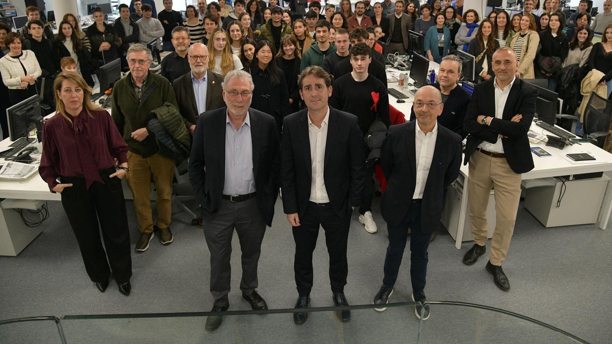 Martin Baron posa con el equipo directivo de DV, en primer plano, y los asistentes a las charla, en la redacción.
